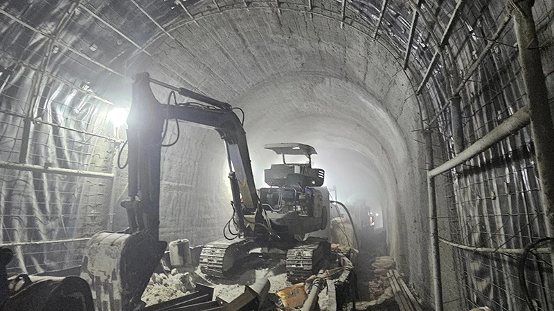 Các đơn vị thi công đang đưa máy móc, thiết bị khắc phục sự cố trong hầm đường sắt Chí Thạnh, Tuy An, Phú Yên.