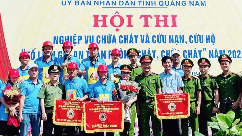 Trao giải cho các đội đạt thành tích cao tại Hội thi nghiệp vụ chữa cháy và cứu nạn cứu hộ "Tổ liên gia an toàn phòng cháy, chữa cháy" năm 2024.