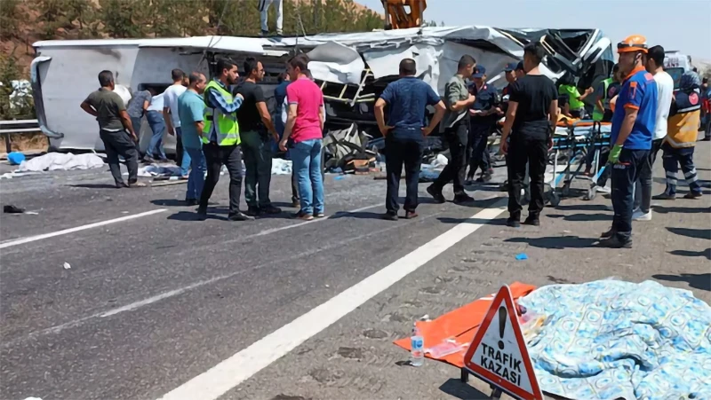 Lực lượng cứu nạn làm việc tại hiện trường vụ tai nạn trên đường cao tốc giữa Gaziantep và Nizip, Thổ Nhĩ Kỳ, ngày 20/8/2022. (Ảnh: Reuters)