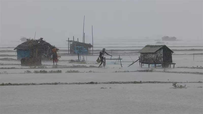 Trang trại nuôi tôm và cua ở khu vực Shyamnagar (Satkhira, Bangladesh) bị ngập do mưa lớn khi bão Remal quét qua. (Ảnh: Reuters)