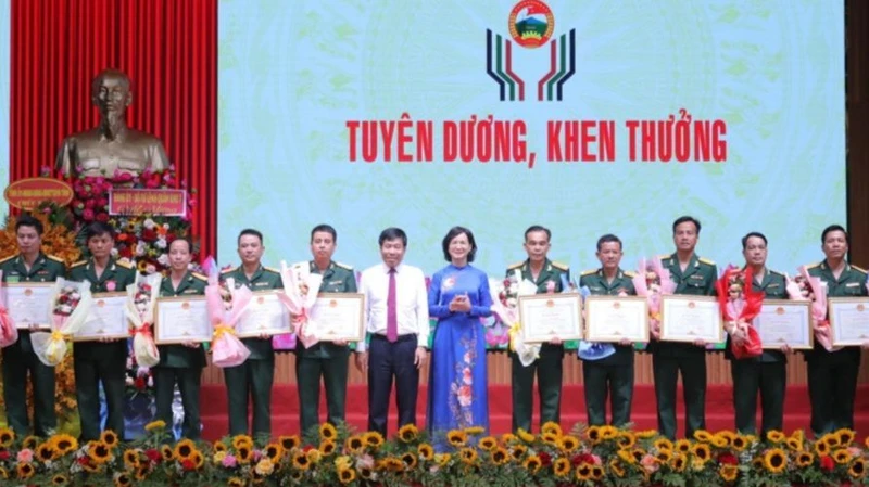 Lãnh đạo tỉnh Bình Phước khen thưởng các tập thể, cá nhân có thành tích xuất sắc trong các phong trào thi đua quyết thắng