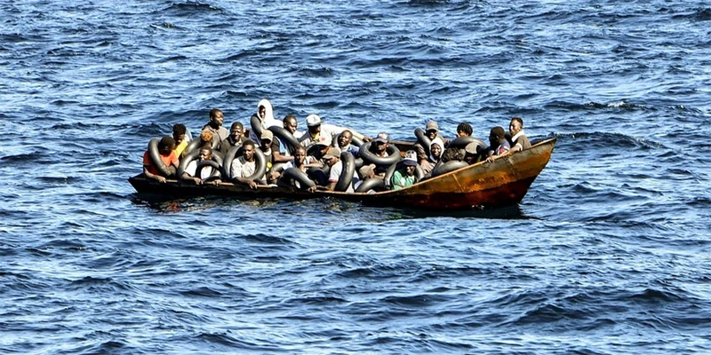 Ảnh minh họa: Người di cư trên thuyền nhỏ. (Ảnh: AFP/TTXVN) 