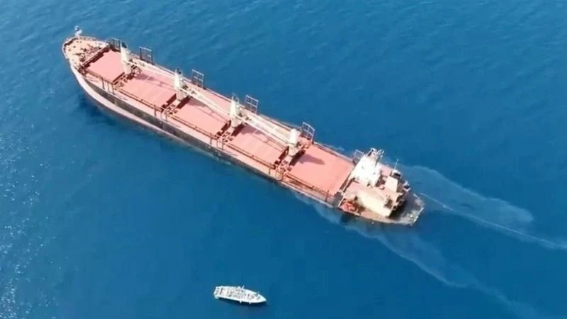 Tàu chở hàng neo gần bờ biển Yemen sau khi bị lực lượng Houthi tấn công ngày 18/2/2024. (Ảnh: Tân Hoa Xã/TTXVN)