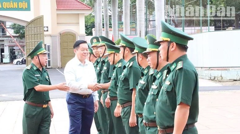 Đồng chí Nguyễn Trọng Nghĩa, Ủy viên Bộ Chính trị, Bí thư Trung ương Đảng, Trưởng Ban Tuyên giáo Trung ương thăm hỏi cán bộ lãnh đạo Bộ Chỉ huy Bộ đội Biên phòng tỉnh Đắk Lắk.