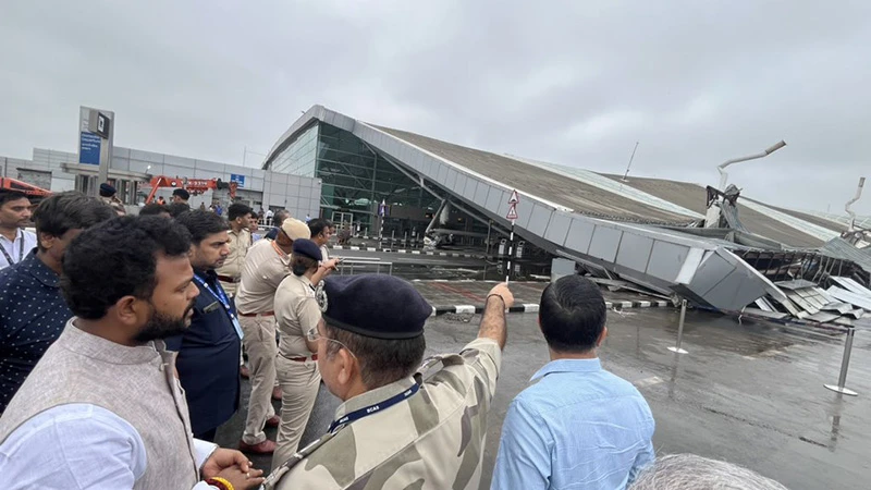 Một phần mái che tại sân bay chính của thủ đô New Delhi, Ấn Độ, bị sập, ngày 28/6/2024. (Ảnh: Tài khoản trên mạng xã hội X của Bộ trưởng Hàng không Ấn Độ Ram Mohan Naidu Kinjarapu)