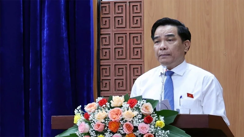 Ông Lê Văn Dũng phát biểu nhận chức Chủ tịch Ủy ban nhân dân tỉnh Quảng Nam nhiệm kỳ 2021-2026. (Ảnh: TTXVN)