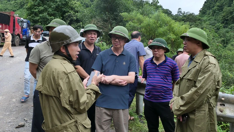 Lãnh đạo tỉnh Hà Giang có mặt tại hiện trường chỉ đạo công tác cứu hộ cứu nạn.