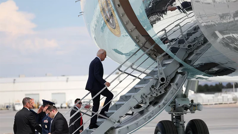 Tổng thống Mỹ Joe Biden lên chuyên cơ Air Force One tại sân bay quốc tế Harry Reid ở thành phố Las Vegas, bang Nevada, ngày 17/7/2024. (Ảnh: Reuters)