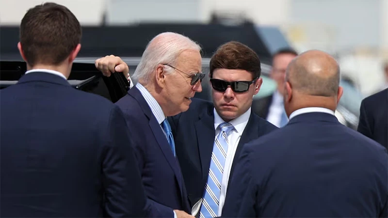 Tổng thống Mỹ Joe Biden chuẩn bị lên chuyên cơ Air Force One tại sân bay quốc tế Harry Reid ở thành phố Las Vegas, bang Nevada, ngày 17/7/2024. (Ảnh: Reuters)