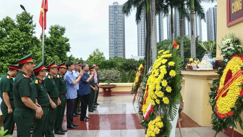 Chủ tịch nước Tô Lâm đã thắp hương tại Đài Tổ quốc ghi công, nghĩa trang Mai Dịch. (Nguồn: VOV)