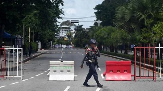 Lực lượng an ninh gác trên đường phố tại Yangon, Myanmar, ngày 19/7/2022. (Ảnh tư liệu: AFP/TTXVN)