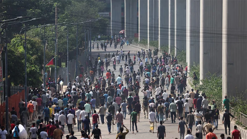 Người biểu tình đụng độ với cảnh sát và người ủng hộ chính phủ tại Dhaka, Bangladesh, ngày 4/8/2024. (Ảnh: Reuters)