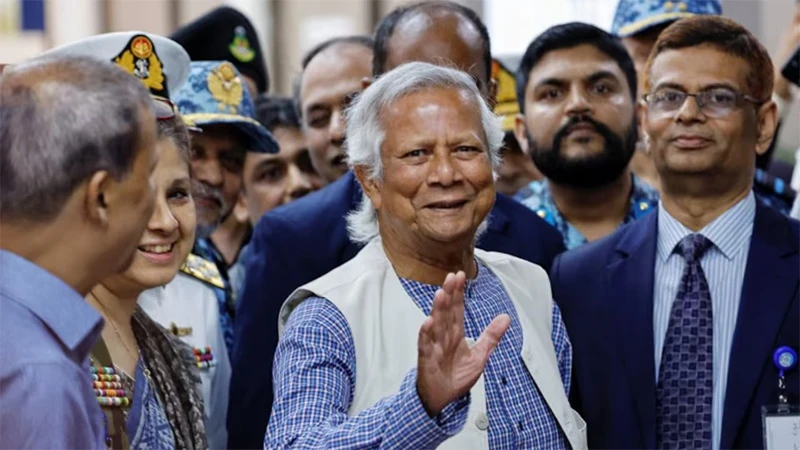 Ông Muhammad Yunus về tới sân bay quốc tế Hazarat Shahjalal tại Dhaka, Bangladesh, ngày 8/8/2024. (Ảnh: Reuters)