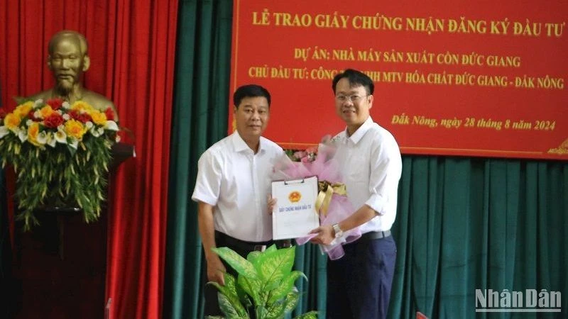 Trưởng Ban quản lý các khu công nghiệp Đắk Nông Phạm Đình Tuấn trao giấy chứng nhận đăng ký đầu tư cho Công ty TNHH MTC Hóa chất Đức Giang - Đắk Nông.