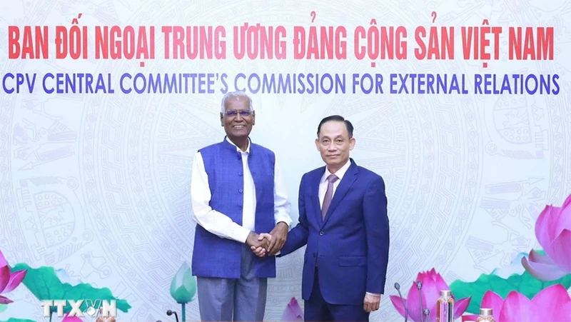 Trưởng Ban Đối ngoại Trung ương Lê Hoài Trung và Tổng Bí thư Đảng Cộng sản Ấn Độ Doraisamy Raja. (Ảnh: TTXVN)