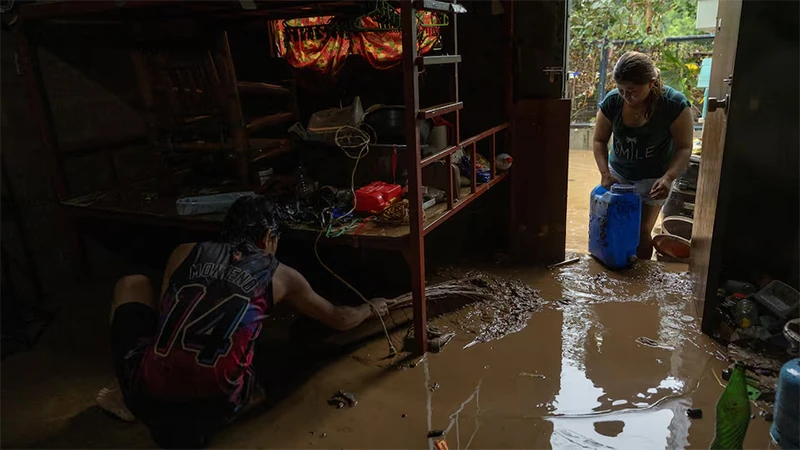 Người dân dọn bùn sau khi nhà của họ bị ngập do bão Yagi đổ bộ. (Ảnh: Reuters)