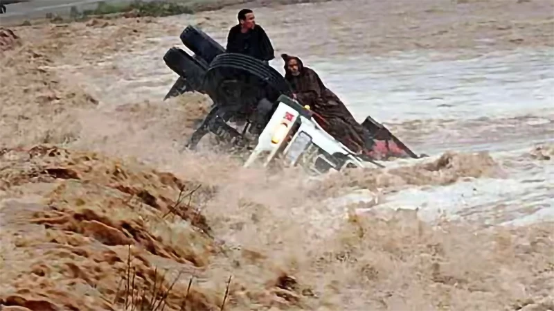 Người và phương tiện mắc kẹt trong nước lũ tại Morocco, tháng 11/2014. (Ảnh: Getty Images)