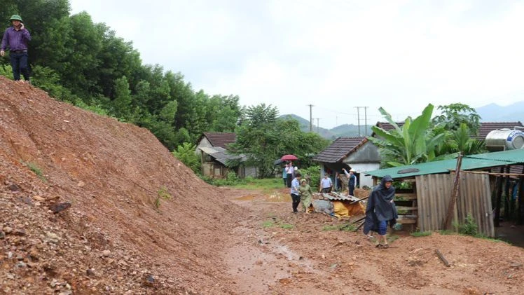 Điểm sạt lở tại núi Van Cà Vãi, thị trấn Di Lăng, huyện miền núi Sơn Hà đe dọa đến tính mạng và tài sản của người dân. 