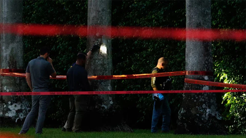 Lực lượng chức năng làm việc tại sân golf Trump International Golf Club, bang Florida, ngày 15/9/2024. (Ảnh: Reuters)