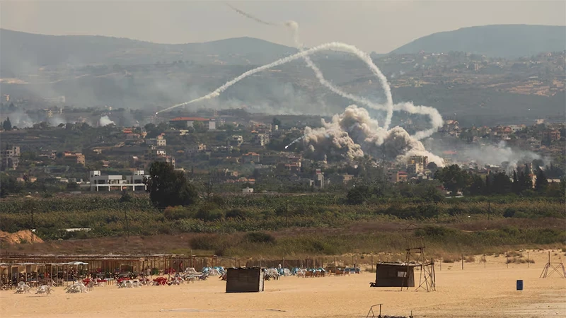 Khói bốc lên từ khu vực phía nam Lebanon sau các vụ không kích của Israel, ngày 23/9/2024. (Ảnh: Reuters)