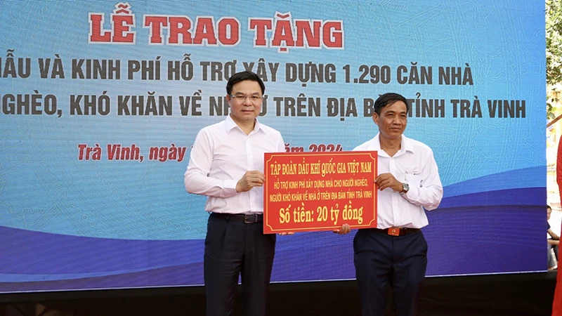 Đồng chí Lê Mạnh Hùng - Bí thư Đảng ủy, Chủ tịch HĐTV Petrovietnam đại diện cho người lao động Dầu khí trao tặng 20 tỷ đồng xây dựng 400 căn nhà cho người nghèo trên địa bàn tỉnh Trà Vinh.