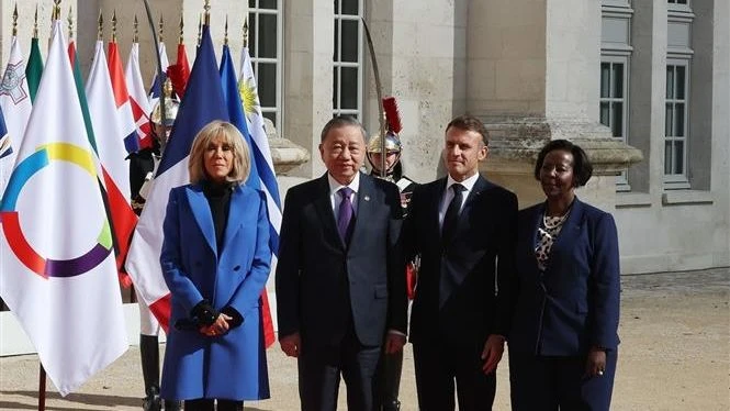 Tổng thống Cộng hòa Pháp Emmanuel Macron và Tổng Thư ký Pháp ngữ Louise Mushikiwabo đón Tổng Bí thư, Chủ tịch nước Tô Lâm. Ảnh: Trí Dũng – TTXVN