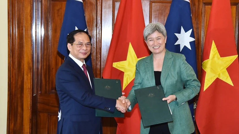 Phó Thủ tướng, Bộ trưởng Ngoại giao Bùi Thanh Sơn và Bộ trưởng Ngoại giao Australia Penny Wong ký kết Chương trình Hành động triển khai quan hệ Đối tác chiến lược toàn diện giai đoạn 2024-2027. (Ảnh: Bộ Ngoại giao Việt Nam)