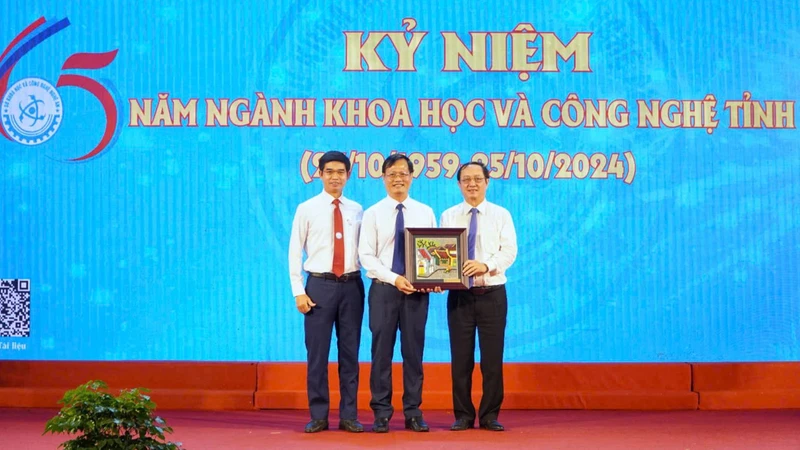 Bộ trưởng Khoa học và Công nghệ Huỳnh Thành Đạt tặng quà cho Sở Khoa học và Công nghệ tỉnh Nghệ An.