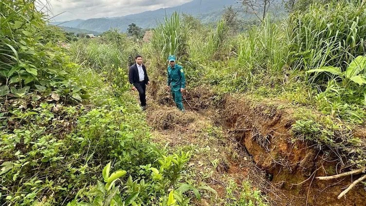 Nhiều đoạn đường nứt ngang trên đỉnh đồi, mỗi đường có chiều dài từ 100 đến 150m, độ rộng, sâu đường nứt từ 0,5m đến 1,7m kéo thẳng xuống khu dân cư thôn H’juh.