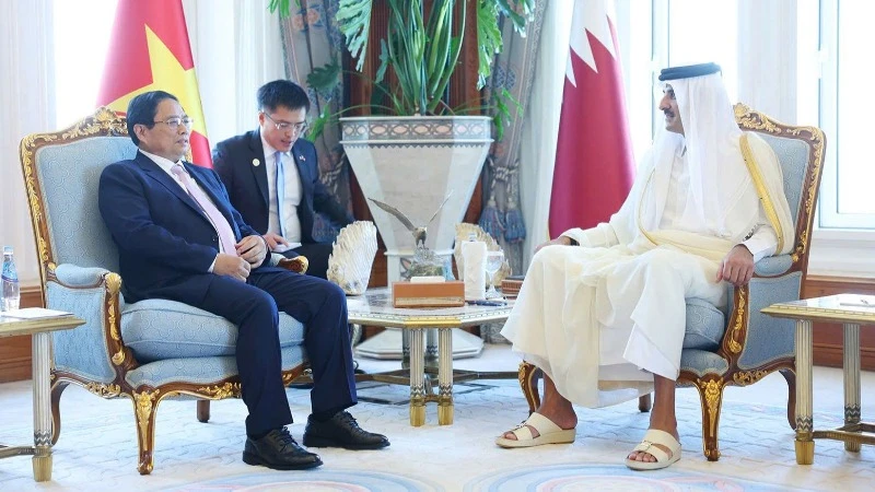 Thủ tướng Chính phủ Phạm Minh Chính hội kiến Quốc vương Qatar Sheikh Tamim Bin Hamad Al Thani. (Ảnh: Nhật Bắc/VGP)