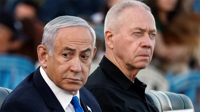 Thủ tướng Israel Benjamin Netanyahu và Bộ trưởng Quốc phòng Yoav Gallant (bên phải) tham dự một lễ kỷ niệm tại nước này, ngày 31/10/2024. (Ảnh: Reuters)