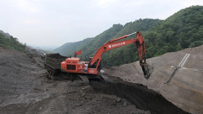 Các đơn vị thi công bạt núi, xẻ đồi mở nền đường dự án cao tốc Tuyên Quang-Hà Giang.