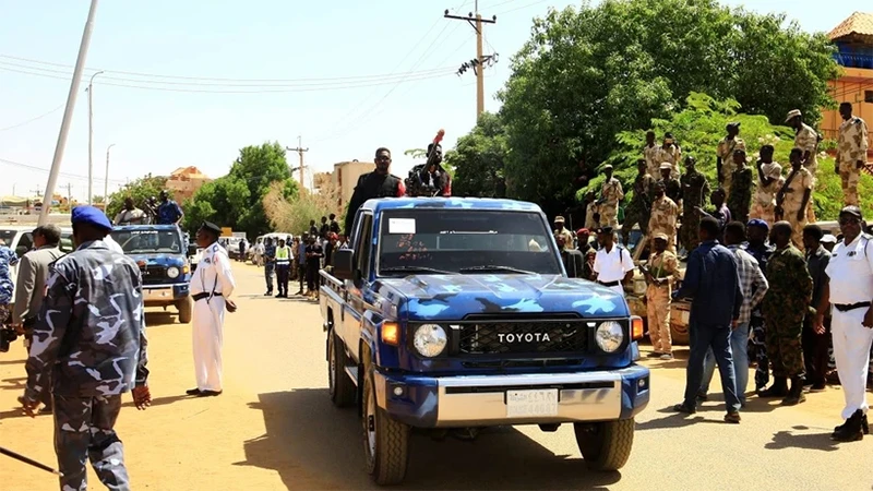 Cảnh sát vũ trang làm nhiệm vụ tại khu vực kiểm soát bởi quân đội Sudan ở Omdurman. (Ảnh: THX/TTXVN)