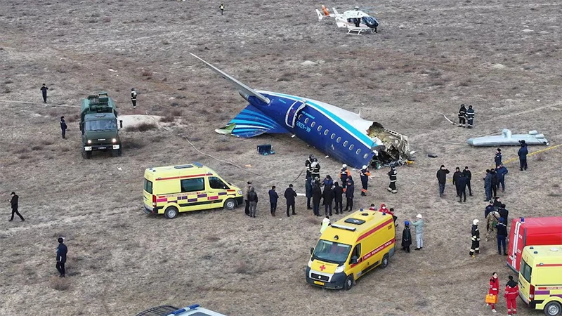 Hiện trường vụ máy bay của hãng hàng không Azerbaijan Airlines rơi tại thành phố Aktau, Kazakhstan, ngày 25/12/2024. (Ảnh: Reuters)