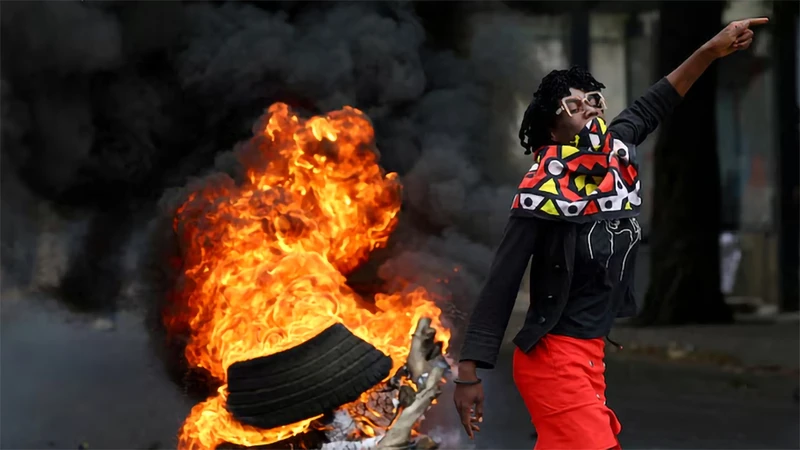 Người biểu tình trên đường phố tại Luis Cabral, Maputo, Mozambique, ngày 7/11/2024. (Ảnh: Reuters)