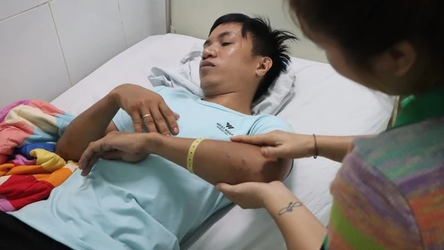 Anh Đậu Ngọc Hoàn được chăm sóc tại cơ sở y tế.