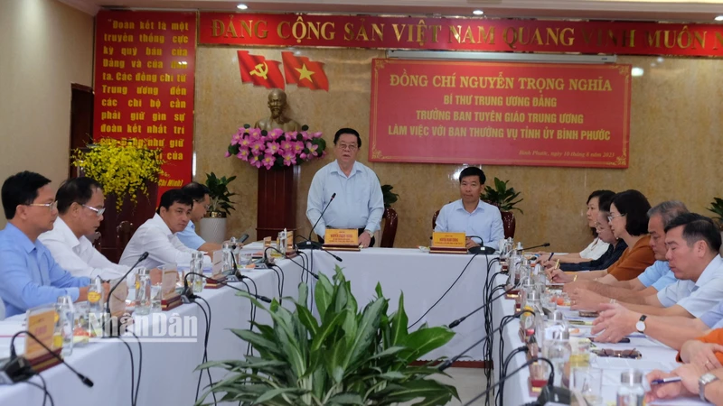 Đồng chí Nguyễn Trọng Nghĩa phát biểu tại buổi làm việc với Ban Thường vụ Tỉnh ủy Bình Phước.