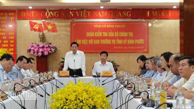 Đồng chí Phan Đình Trạc phát biểu tại buổi công bố quyết định kiểm tra của Bộ Chính trị đối với Ban Thường vụ Tỉnh ủy Bình Phước 
