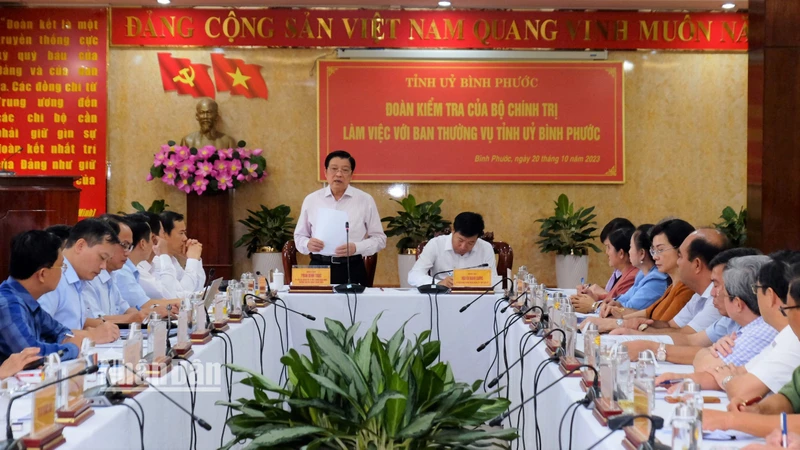 Đồng chí Phan Đình Trạc phát biểu tại buổi làm việc với Ban Thường vụ Tỉnh ủy Bình Phước.