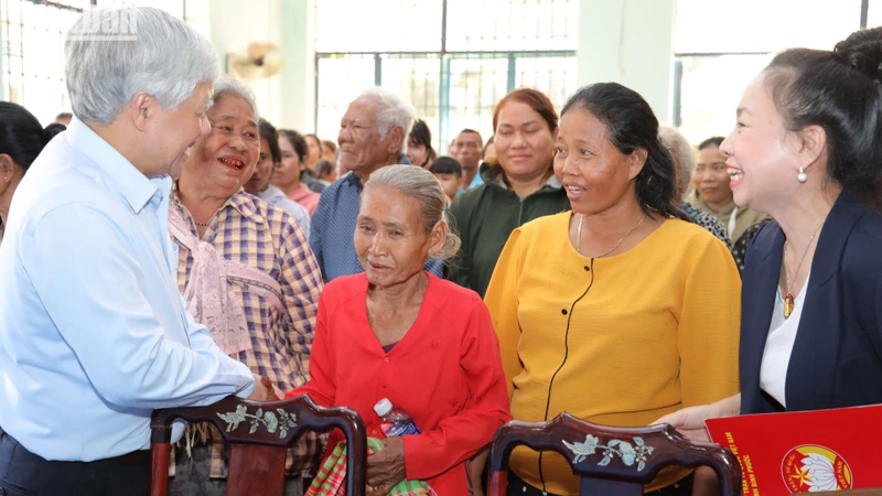 Đồng chí Đỗ Văn Chiến thăm hỏi, tặng quà cho bà con đồng bào dân tộc thiểu số tại huyện Hớn Quản, tỉnh Bình Phước.