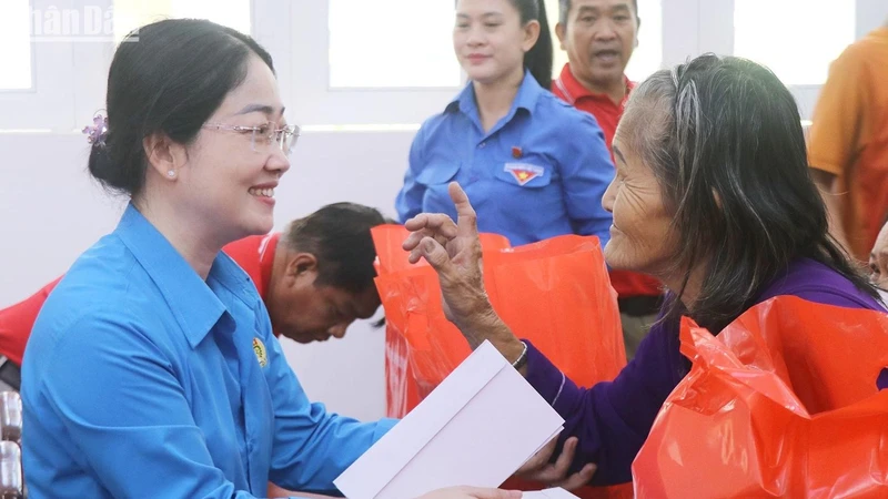 Lãnh đạo tỉnh Bình Dương trao quà cho người nghèo trên địa bàn huyện Chơn Thành.