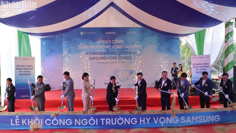 Các đại biểu thực hiện nghi thức khởi công Ngôi trường Hy vọng Samsung tại Bình Phước