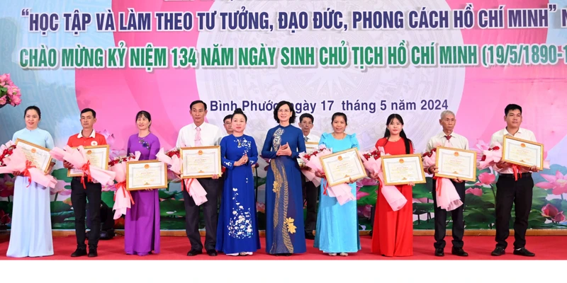 Lãnh đạo tỉnh Bình Phước khen thưởng các điển hình tiến tiến học và làm theo Bác.