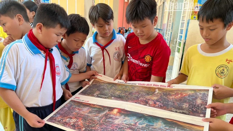 Các em học hào hứng với panorama “Chiến dịch Điện Biên Phủ”.