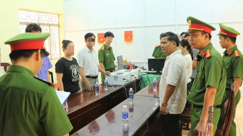 Công an tỉnh Bình Phước đọc lệnh bắt bị can để tạm giam đối với Nguyễn Hữu Hóa (ảnh: Nguồn Công an Bình Phước)