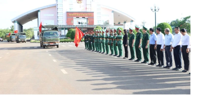 Lãnh đạo tỉnh Bình Phước đón hài cốt liệt sĩ tại Cửa khẩu Quốc tế Hoa Lư.