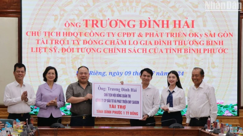 Công ty Cổ phần Đầu tư và Phát triển Oky Sài Gòn - Tập đoàn Ngân Tín trao bảng tượng trưng tài trợ 1 tỷ đồng để xây dựng nhà tình nghĩa cho các gia đình thương binh, liệt sĩ và các đối tượng chính sách của tỉnh Bình Phước.