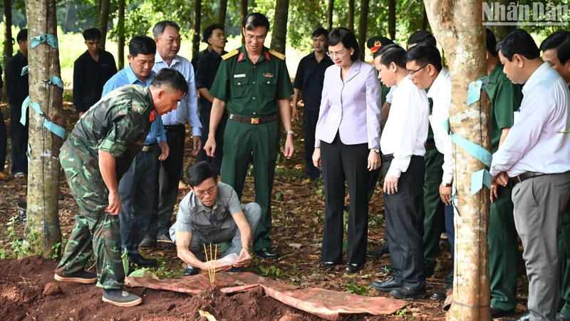 Lãnh đạo tỉnh Bình Phước khảo sát khu vực tìm kiếm hài cốt liệt sĩ tại huyện Lộc Ninh.