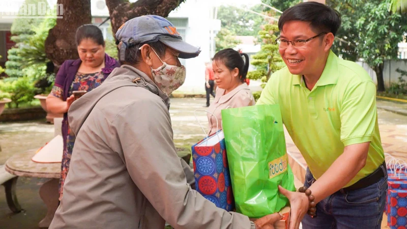 Đại diện Ngân hàng thực phẩm Bình Phước trao quà hỗ trợ cho người dân có hoàn cảnh khó khăn.