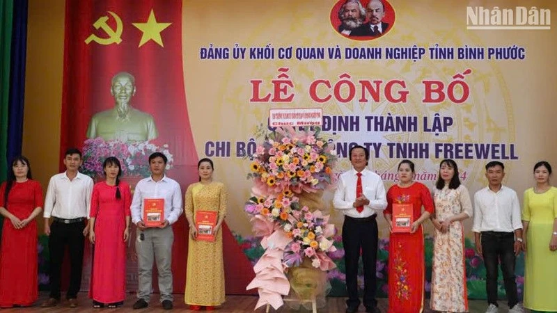 Lãnh đạo Đảng ủy khối Cơ quan và Doanh nghiệp tỉnh Bình Phước trao quyết định kết nạp đảng viên. 